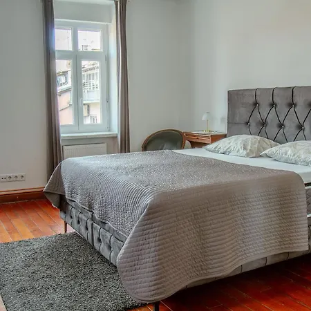 Apartment Chic Antique Dana - Center-view *